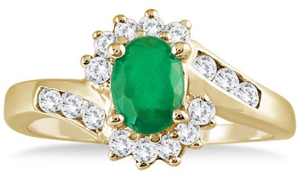 Kultainen timanttisormus smaragdeilla