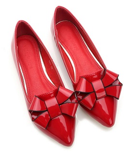 Osittain kuluneet punaiset kengät naisille