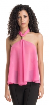 Το ροζ μπλουζάκι με πλάτη χωρίς λαιμόκοψη
