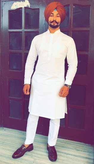 Valkoinen Punjabi Kurta Pyjama Turbaanilla