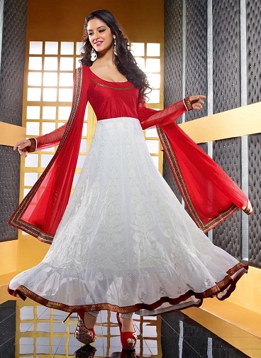 Valkoinen ja punainen Salwar -puku