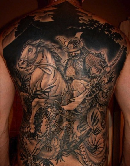 Πλήρης πλάτη Σαμουράι στο άλογο τατουάζ