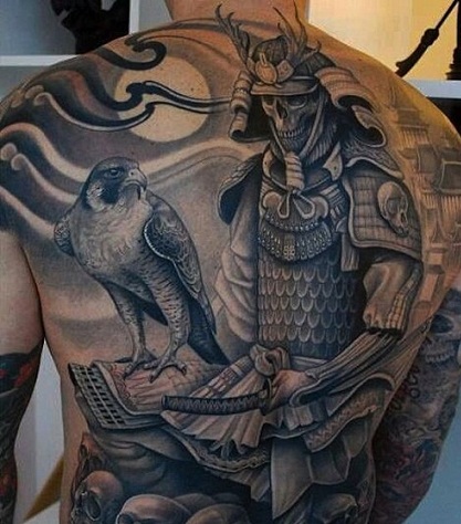 Σαμουράι κρανίου με τατουάζ αετού