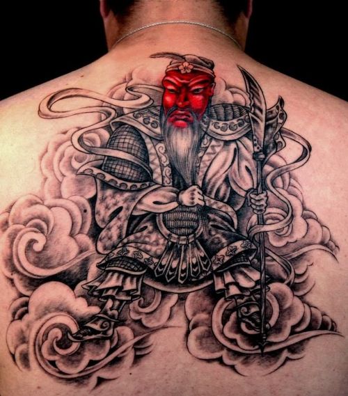 Ένας Σαμουράι με τατουάζ με κόκκινο πρόσωπο