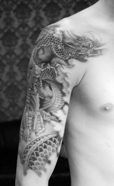 Τατουάζ ιαπωνικού δράκου και σαμουράι