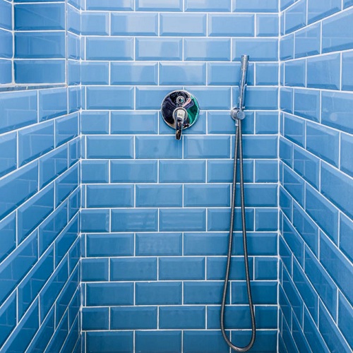 Siniset kylpyhuoneen seinälaatat