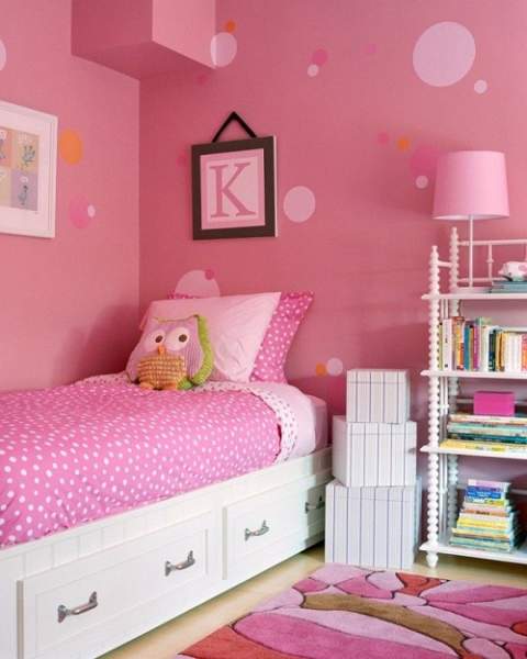 Vaaleanpunaisia ​​makuuhuoneideoita pikkutytölle