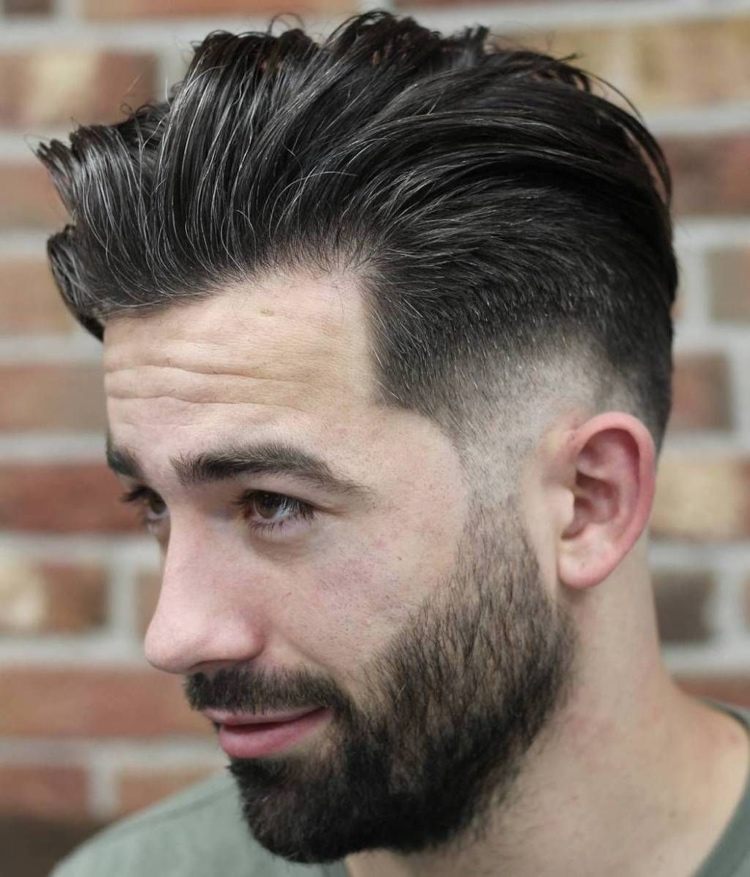 Trendig frisyr för män kammat tillbaka hår och låg blekning