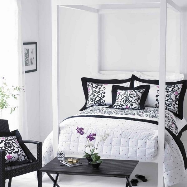 sängkläder blommor modernt designer sovrum i svart och vitt