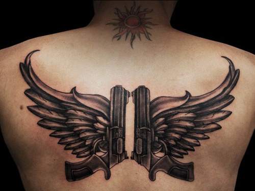 Δύο όπλα τατουάζ στην πλάτη