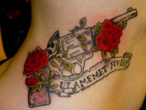 Σχέδιο τατουάζ Gun and Roses για κορίτσια