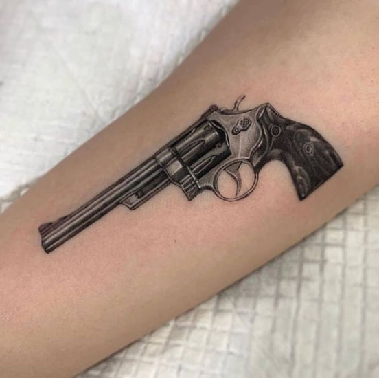 Καλύτερα σχέδια τατουάζ Gun με εικόνες 2