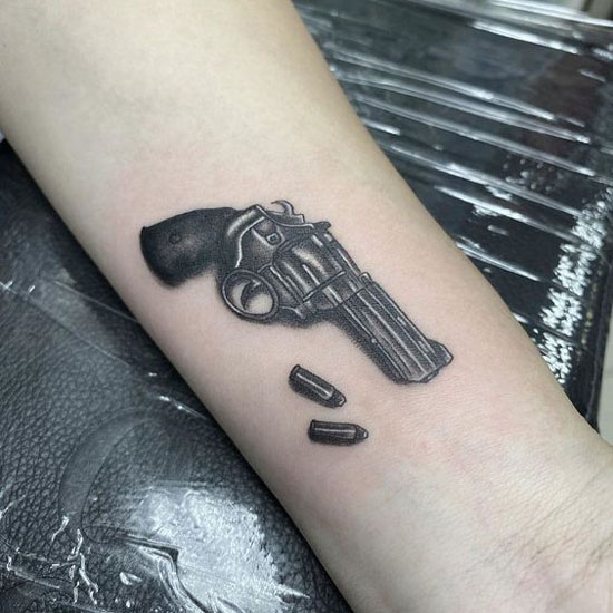 Καλύτερα σχέδια τατουάζ Gun με εικόνες 9