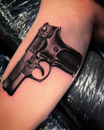 Καλύτερα σχέδια τατουάζ Gun με εικόνες 10
