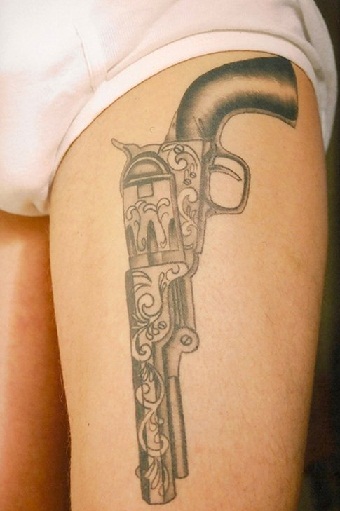 Σέξι τατουάζ όπλων στους μηρούς