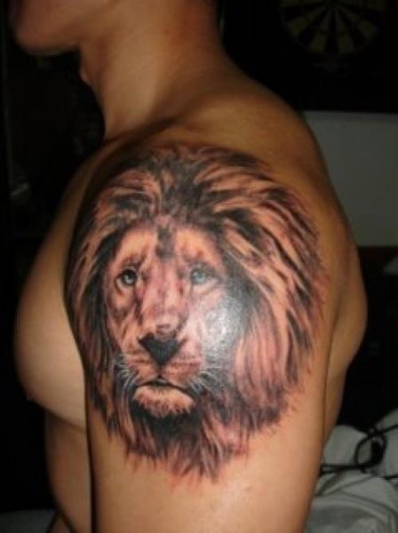 Puolihihainen leijonanpään tatuointisuunnittelu miehille