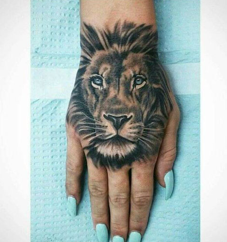 Lion Tattoo -mallit käsillä