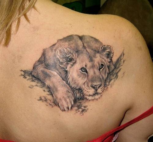 Leijonan olkapään tatuointi tytöille