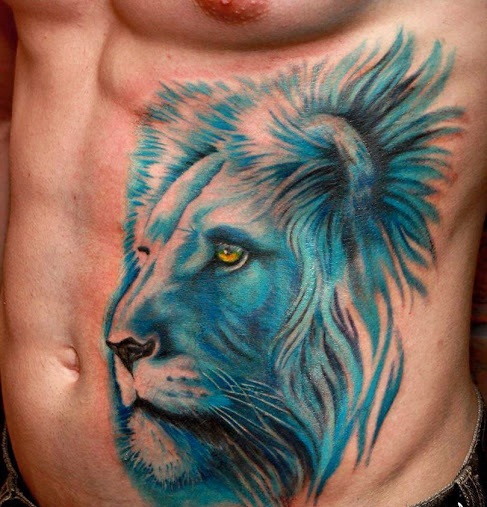 Sininen leijona -tatuointi kylkiluun häkeissä miehille