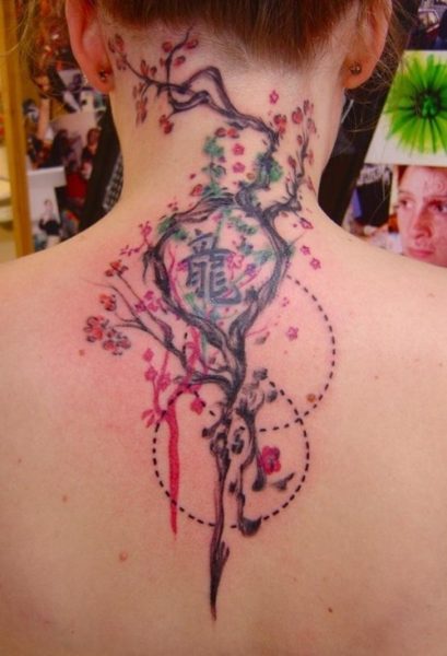 Kiinalainen kirsikankukka puu tatuointi kaulassa