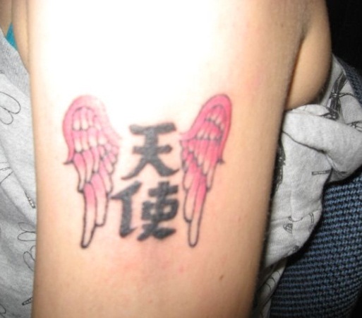 Kiinalainen enkeli -tatuointi yläosassa