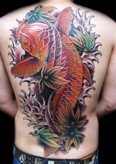 Kiinan Koi Fish Tattoo -mallit selässä