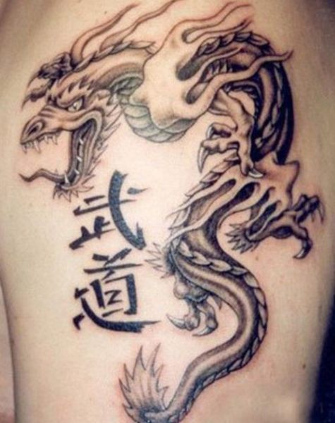 Kanji Dragon Tattoo käsillä