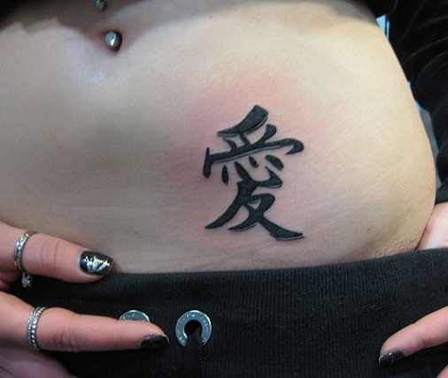 Rakkaus ilmaiseva Kanji -symboli -tatuointi tytöille