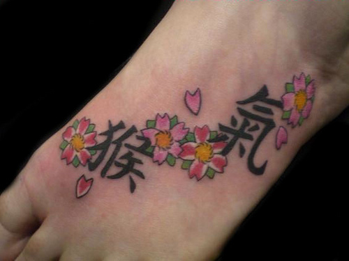 Jalkakukka -tatuointi Kanji -suunnittelulla
