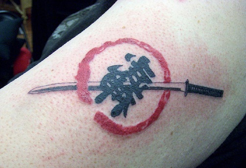 Ninja -miekka ja japanilainen Kanji -tatuointi