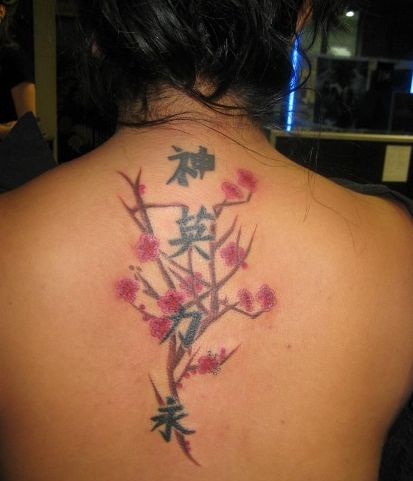 Luonto ja Kanji -tatuointi naisten selässä