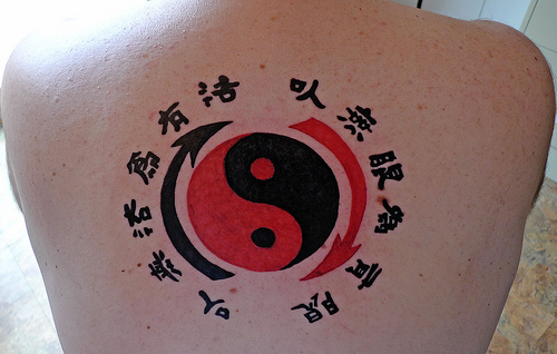 Kanji Yin ja Yang Symbol Tattoo