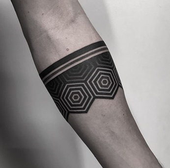 Geometrinen käsivarsinauha tatuointi
