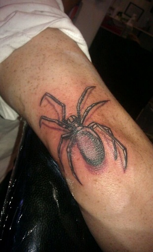 hämähäkki-tatuointi-kyynärpäässä