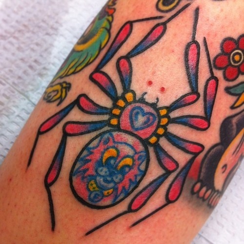 Ένα χαριτωμένο χρωματιστό τατουάζ αράχνης για κορίτσια
