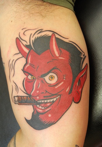 Ένα τατουάζ καπνιστή κόκκινου διαβόλου