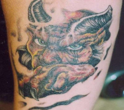 Τατουάζ προσώπου διαβόλου στο μηρό