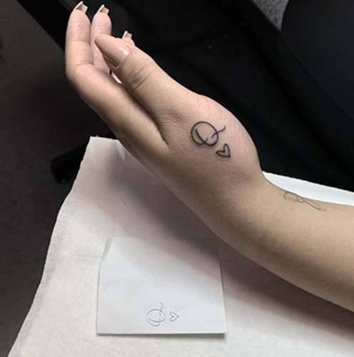 Κομψά γράμματα Q σχέδια τατουάζ