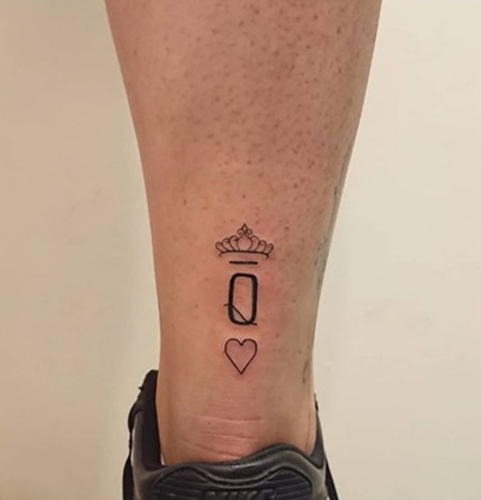 Q Letter Tattoo στον αστράγαλο