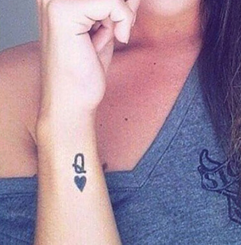 Söpö Q -kirjaimen tatuointisuunnittelu