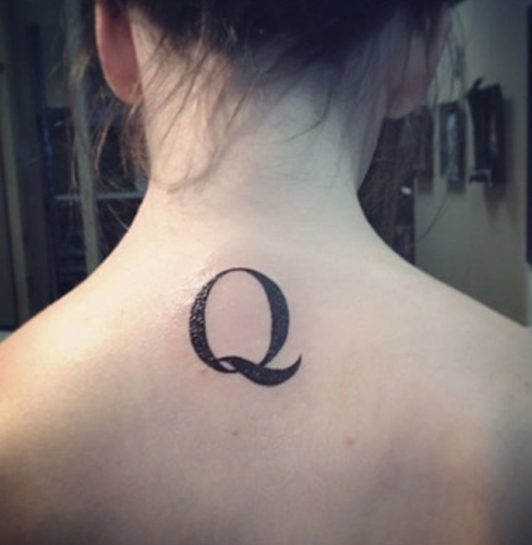 Q Alphabet Tattoo στην πλάτη του λαιμού
