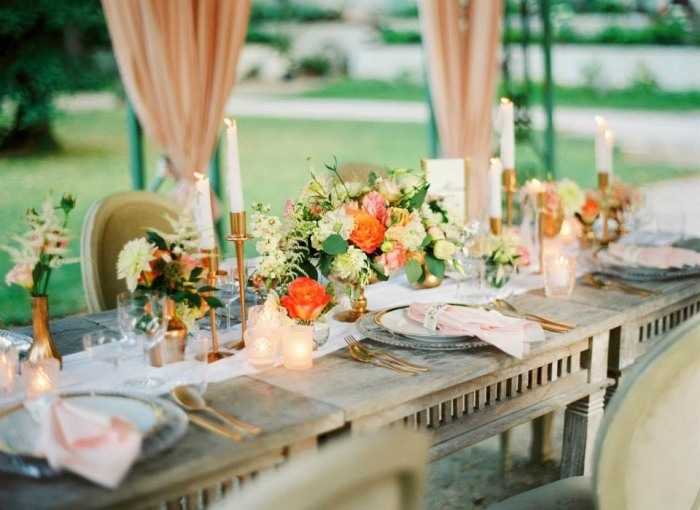 idéer-bröllop-på våren-på-terrassen-gardiner-persika-färgade
