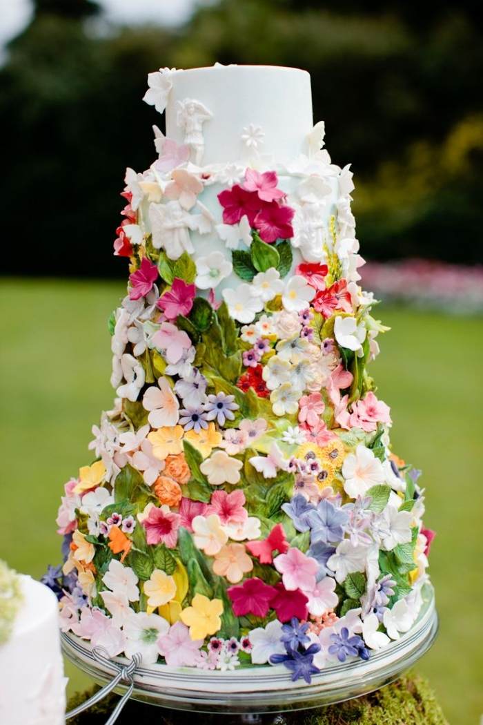 multi-tiered-torn-formad-bröllop-tårta-för-våren-färgglatt dekorerade