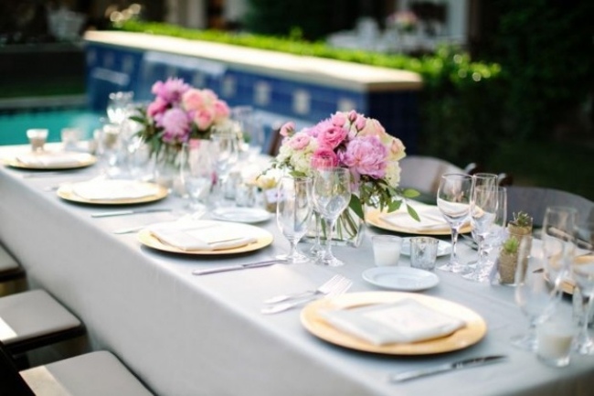 utomhus-bord-festliga-dekorera-rätter-servetter-bröllop-vår
