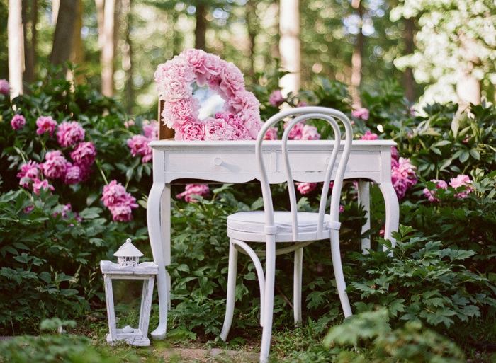 romantiskt-bröllop-i-trädgården-rosa-blommor-vit-shabby-stol-toalettbord