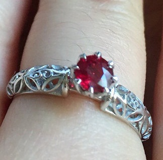 Γαμήλιο δαχτυλίδι με φυσικό κόκκινο ρουμπίνι