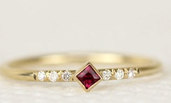 Απλό χρυσό ρουμπινί δαχτυλίδι με διαμάντια