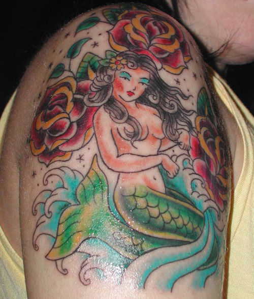 Havaijin merenneito -tatuointi käsivarteen