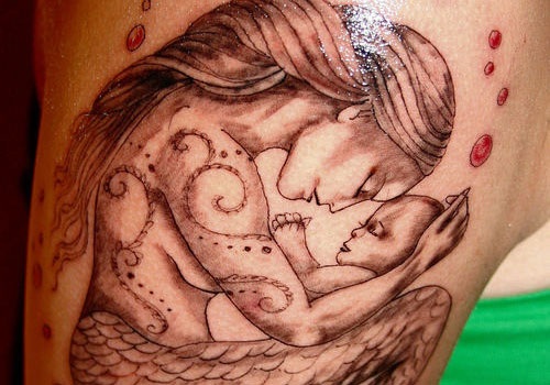 Äitiyden merenneito -tatuointi