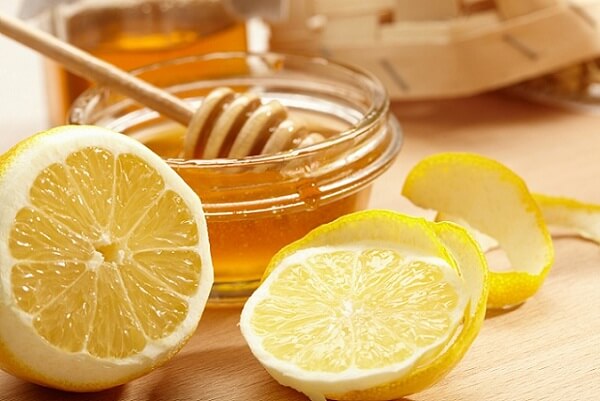 Sitruunamehu ja hunaja hehkuvaan ihoon